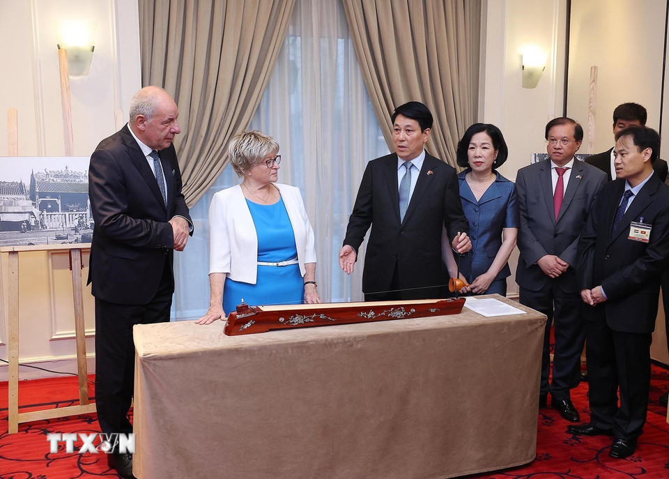 Tại lễ khai mạc trưng bày ảnh, Chủ tịch nước Lương Cường tặng Tổng thống Hungary Sulyok Tamas và Phu nhân chiếc đàn bầu của Việt Nam. (Ảnh: Lâm Khánh/TTXVN)