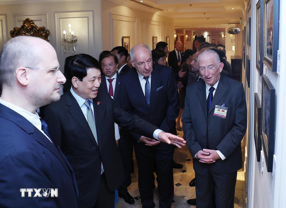 Chủ tịch nước Lương Cường và Tổng thống Hungary Sulyok Tamas xem trưng bày ảnh. (Ảnh: Lâm Khánh/TTXVN)