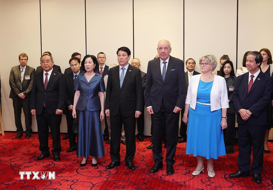 Chủ tịch nước Lương Cường và Phu nhân cùng Tổng thống Hungary Sulyok Tamas và Phu nhân xem trưng bày ảnh. (Ảnh: Lâm Khánh/TTXVN)