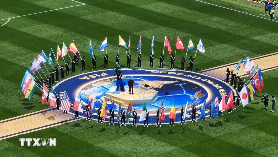 Rước quốc kỳ của các quốc gia tham gia thi đấu tại FIFA World Cup 2026 trong lễ khai mạc. (Ảnh: Yonhap/TTXVN)