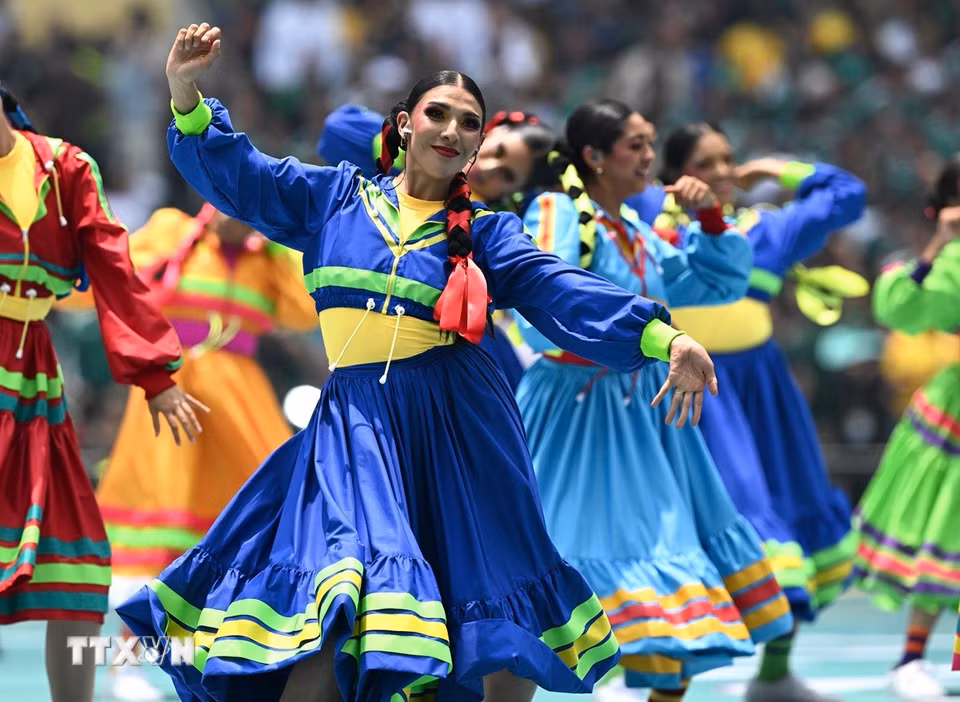 Các nghệ sỹ trình diễn tại Lễ khai mạc FIFA World Cup 2026 ở Mexico City, Mexico ngày 11/6/2026. (Ảnh: THX/TTXVN)