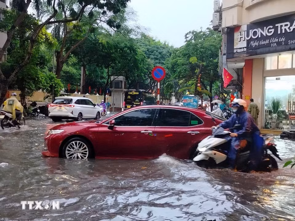 Ôtô chết máy tại ngã ba phố Bùi Thị Xuân-Nguyễn Du. (Ảnh: Hoàng Hiếu/TTXVN)