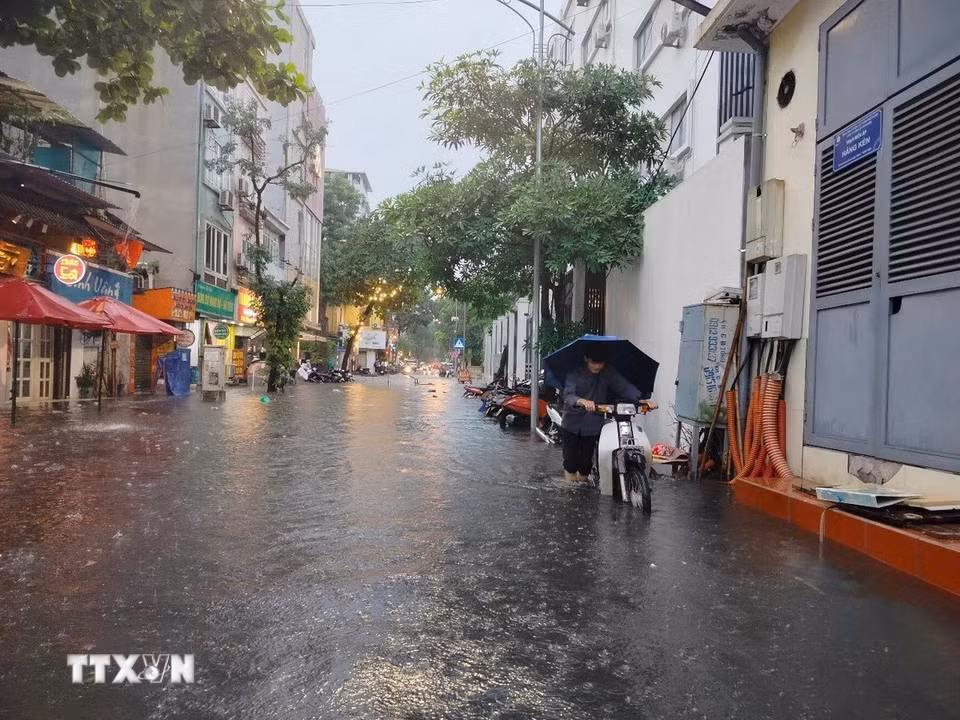 Nước ngập sâu trên phố Trần Quốc Toản. (Ảnh: Hoàng Hiếu/TTXVN)
