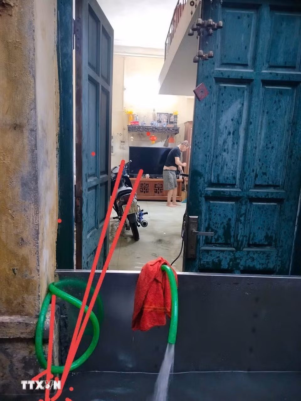 Nước dâng cao ảnh hưởng đến cuộc sống của nhiều hộ dân trên phố Trần Quốc Toản. (Ảnh: Hoàng Hiếu/TTXVN)