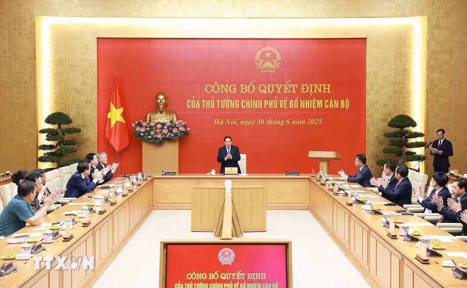 Chiều 30/6/2025, tại Hà Nội, Thủ tướng Phạm Minh Chính, Bí thư Đảng ủy Chính phủ chủ trì Hội nghị công bố Quyết định của Thủ tướng Chính phủ bổ nhiệm Phó Tổng Thanh tra Thường trực Thanh tra Chính phủ và Thứ trưởng Thường trực Bộ Dân tộc và Tôn giáo. (Ảnh: Dương Giang/TTXVN)