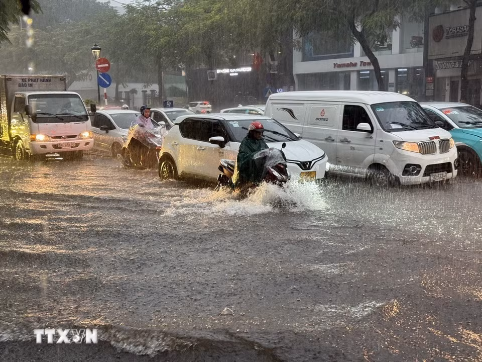 Trên tuyến phố Nguyễn Văn Cừ, Long Biên ngập úng diện rộng gây ảnh hưởng đến các phương tiện tham gia giao thông. (Ảnh: An Đăng/TTXVN)