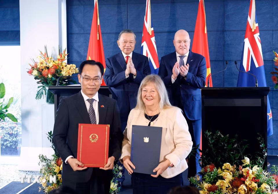 Tổng Bí thư, Chủ tịch nước Tô Lâm và Thủ tướng New Zealand Christopher Luxon chứng kiến trao văn kiện hợp tác giữa hai nước. (Ảnh: Thống Nhất/TTXVN)