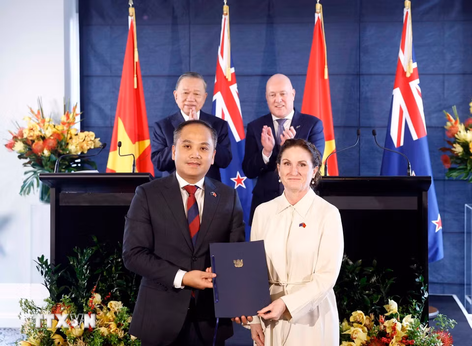 Sáng 13/8/2026 (giờ địa phương), tại thành phố Auckland, sau hội đàm chính thức, Tổng Bí thư, Chủ tịch nước Tô Lâm và Thủ tướng New Zealand Christopher Luxon gặp gỡ báo chí và chứng kiến lễ trao văn kiện hợp tác giữa hai nước. (Ảnh: Thống Nhất/TTXVN)