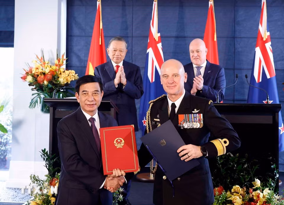 Tổng Bí thư, Chủ tịch nước Tô Lâm và Thủ tướng New Zealand Christopher Luxon chứng kiến trao văn kiện hợp tác giữa hai nước. (Ảnh: Thống Nhất/TTXVN)