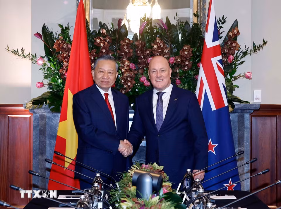 Tổng Bí thư, Chủ tịch nước Tô Lâm và Thủ tướng New Zealand Christopher Luxon chụp ảnh chung. (Ảnh: Thống Nhất/TTXVN)