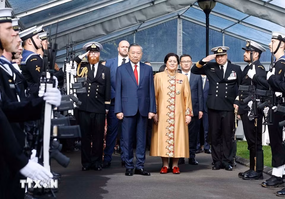 Tổng Bí thư, Chủ tịch nước Tô Lâm và Toàn quyền New Zealand Cindy Kiro duyệt Đội danh dự. (Ảnh: Thống Nhất/TTXVN)