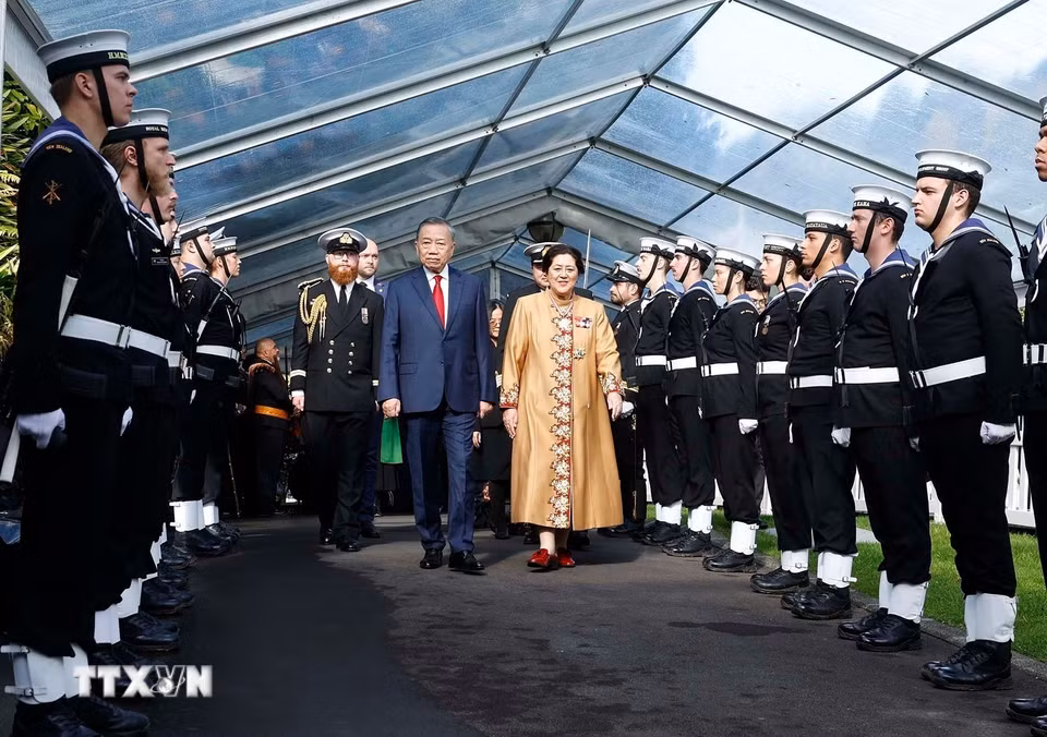 Tổng Bí thư, Chủ tịch nước Tô Lâm và Toàn quyền New Zealand Cindy Kiro duyệt Đội danh dự. (Ảnh: Thống Nhất/TTXVN)