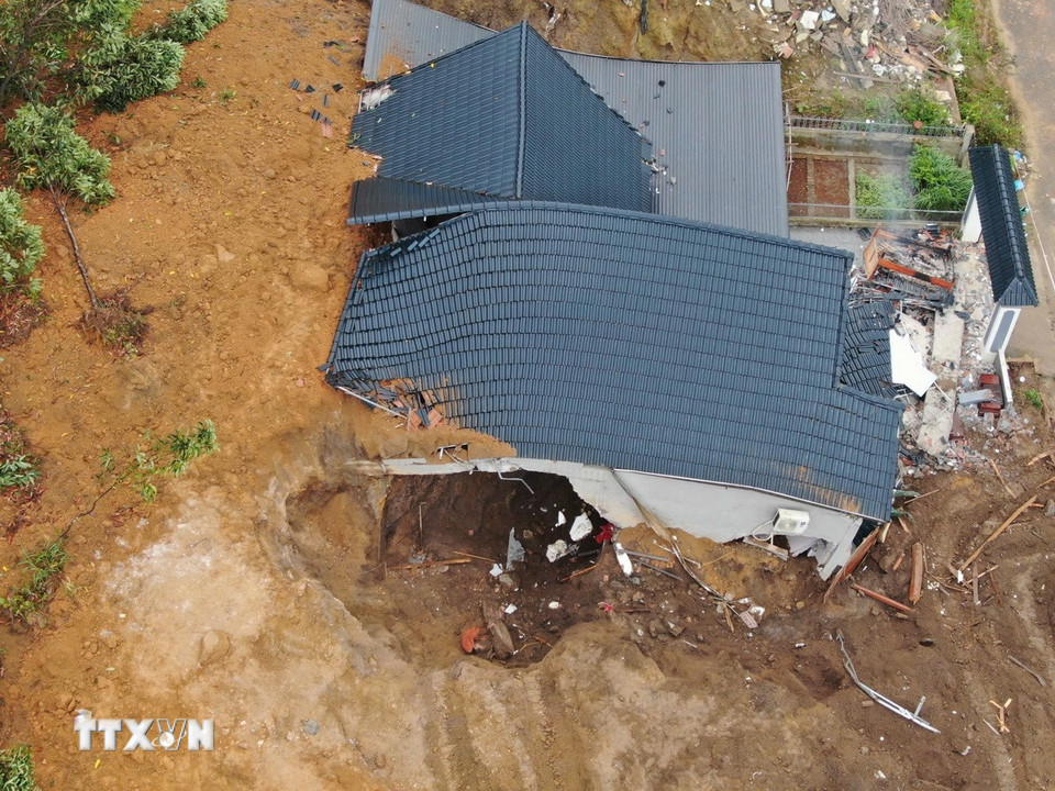 Vụ sạt lở đất làm sập ngôi nhà cấp 4 kiên cố của anh Vũ Văn H. (Ảnh: Tuấn Anh/TTXVN)