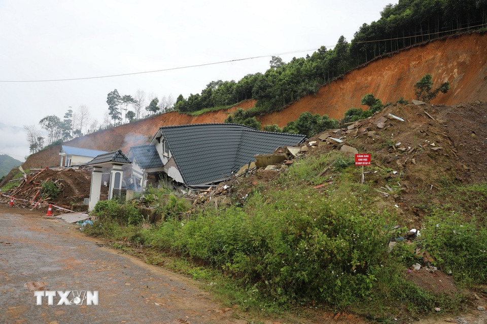 Trước đó, lực lượng chức năng cắm biển cảnh báo khu vực sạt lở nguy hiểm. (Ảnh: Tuấn Anh/TTXVN)