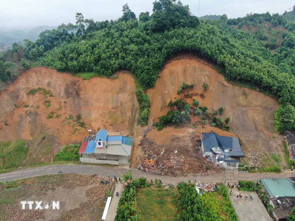 Hiện trường đống đổ nát sau vụ sạt lở đất. (Ảnh: Tuấn Anh/TTXVN)