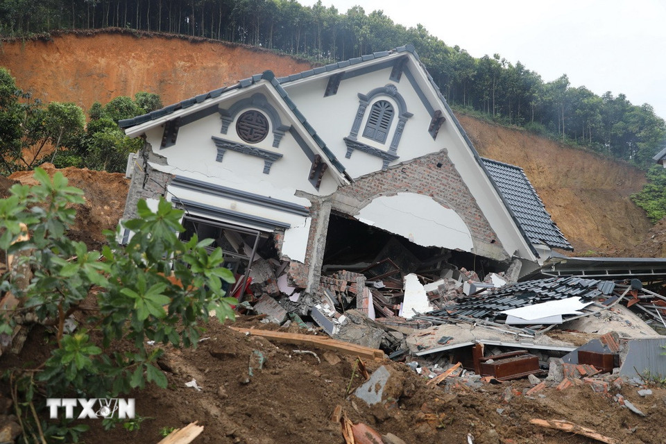 Cận cảnh ngôi nhà bị đổ sập. (Ảnh: Tuấn Anh/TTXVN)