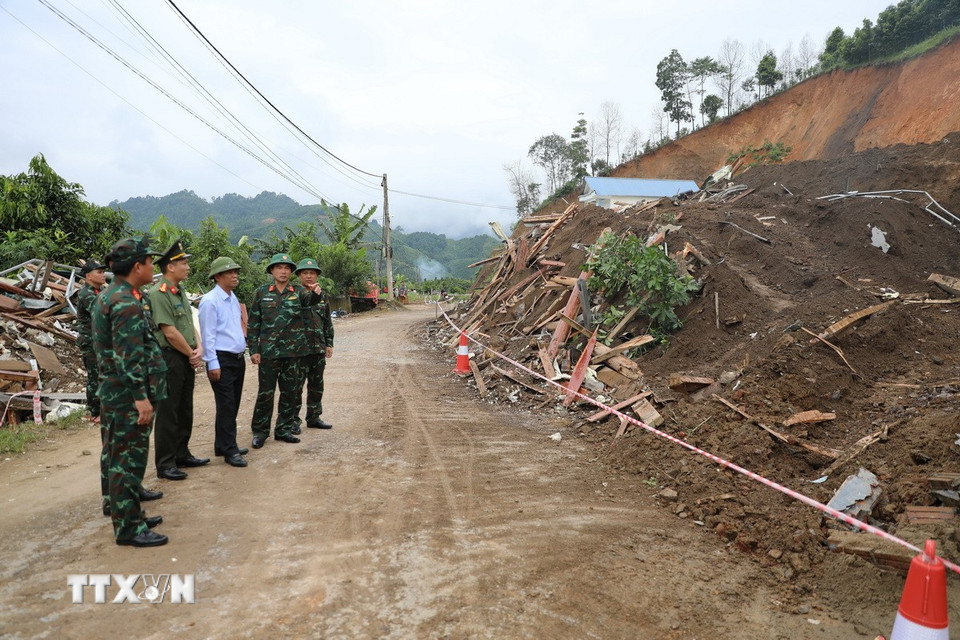 Lãnh đạo Sở Nông nghiệp và Môi trường tỉnh, Công an tỉnh và Bộ Chỉ huy quân sự tỉnh Lào Cai kiểm tra hiện trường vụ sạt lở. (Ảnh: Tuấn Anh/TTXVN)