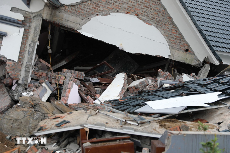 Cận cảnh ngôi nhà bị đổ sập. (Ảnh: Tuấn Anh/TTXVN)