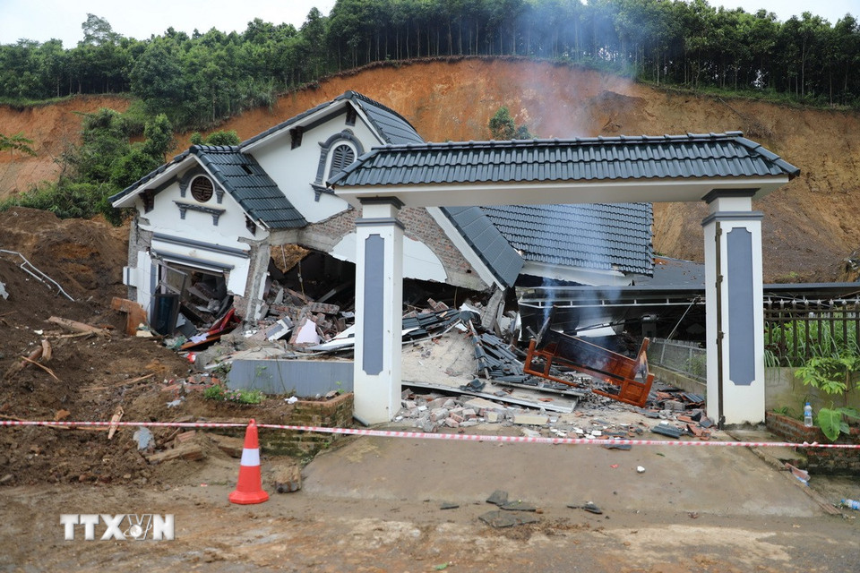 Vào hồi 21 giờ 46 phút ngày 13/7/2025, tại thôn Khe Qué, xã Xuân Ái, tỉnh Lào Cai xảy ra sạt lở đất khiến 2 người chết, 3 người bị thương, 2 ngôi nhà của người dân bị sập đổ hoàn toàn. (Ảnh: Tuấn Anh/TTXVN)