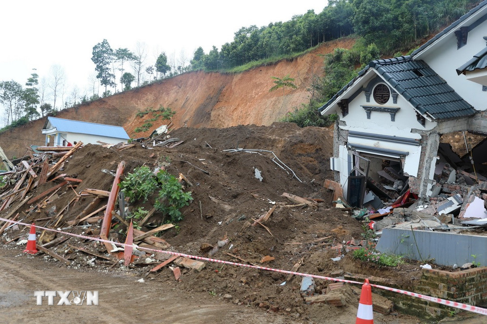 Hiện trường đống đổ nát. (Ảnh: Tuấn Anh/TTXVN)