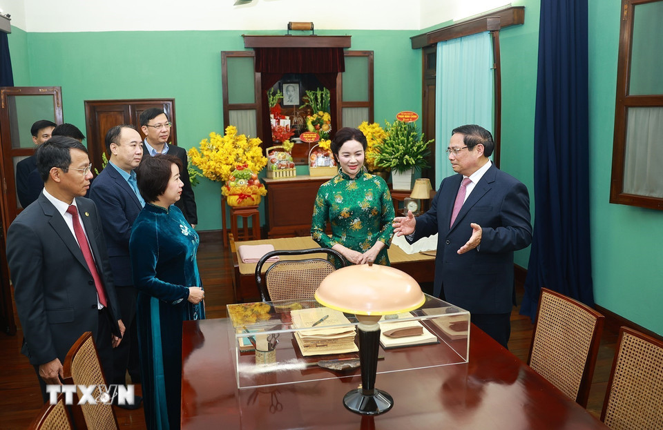 Thủ tướng Phạm Minh Chính tham quan hiện vật về Chủ tịch Hồ Chí Minh tại Di tích Nhà 67. (Ảnh: Dương Giang/TTXVN)