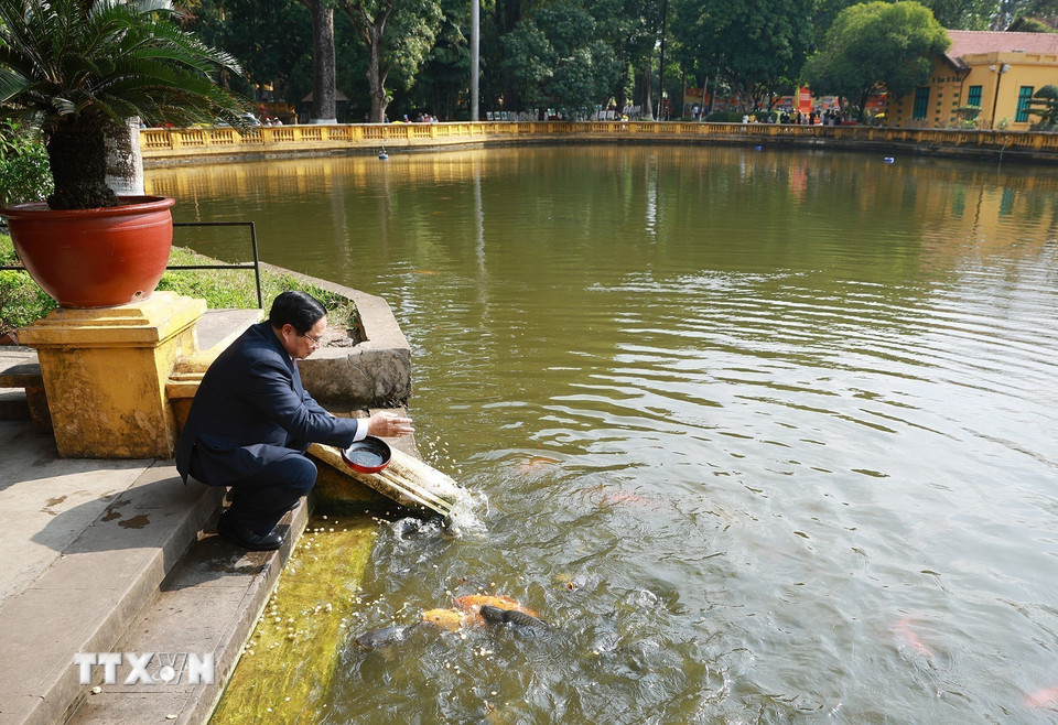 Thủ tướng Phạm Minh Chính thăm Khu di tích Chủ tịch Hồ Chí Minh tại Phủ Chủ tịch. (Ảnh: Dương Giang/TTXVN)