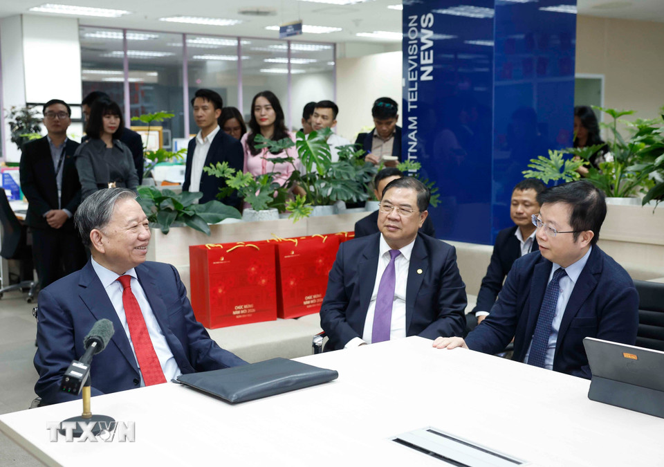 Tổng Bí thư Tô Lâm tới thăm, chúc tết cán bộ, phóng viên, biên tập viên, kỹ thuật viên và người lao động Đài Truyền hình Việt Nam. (Ảnh: Thống Nhất/TTXVN)