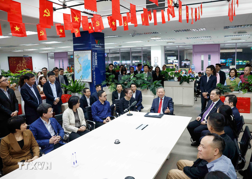 Tổng Bí thư Tô Lâm tới thăm, chúc tết cán bộ, phóng viên, biên tập viên, kỹ thuật viên và người lao động Đài Truyền hình Việt Nam. (Ảnh: Thống Nhất/TTXVN)