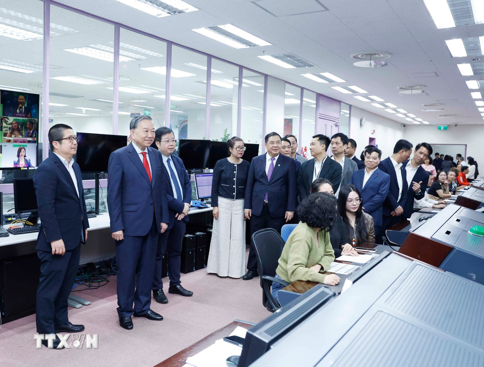 Tổng Bí thư Tô Lâm thăm nơi làm việc của cán bộ, phóng viên Đài Truyền hình Việt Nam. (Ảnh: Thống Nhất/TTXVN)