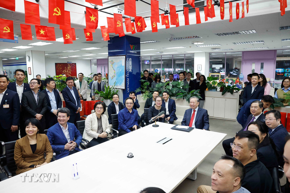 Tổng Bí thư Tô Lâm chúc tết cán bộ, phóng viên Đài Truyền hình Việt Nam. (Ảnh: Thống Nhất/TTXVN)