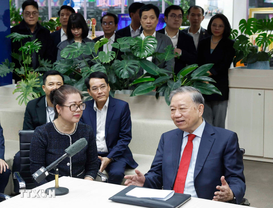Tổng Bí thư Tô Lâm tới thăm, chúc tết cán bộ, phóng viên, biên tập viên, kỹ thuật viên và người lao động Đài Truyền hình Việt Nam. (Ảnh: Thống Nhất/TTXVN)