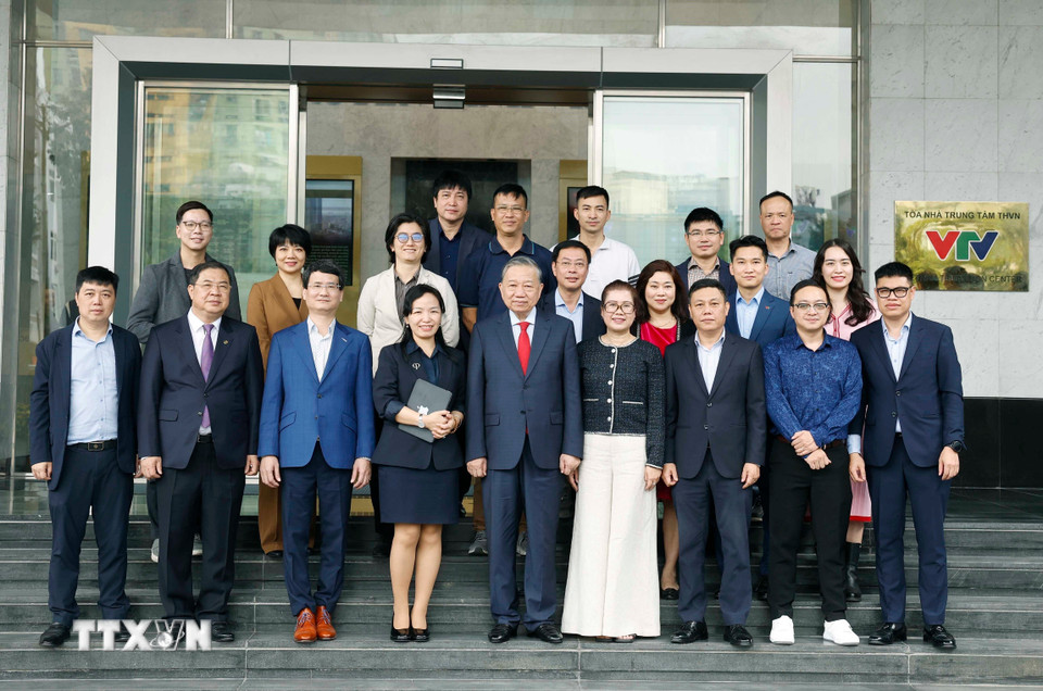 Tổng Bí thư Tô Lâm với cán bộ, phóng viên, biên tập viên và kỹ thuật viên Đài Truyền hình Việt Nam. (Ảnh: Thống Nhất/TTXVN)