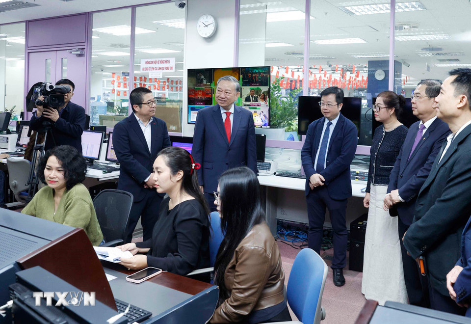 Tổng Bí thư Tô Lâm thăm nơi làm việc của cán bộ, phóng viên, biên tập viên Đài Truyền hình Việt Nam. (Ảnh: Thống Nhất/TTXVN)
