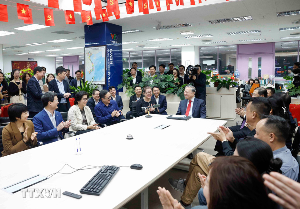 Tổng Bí thư Tô Lâm tới thăm, chúc tết cán bộ, phóng viên, biên tập viên, kỹ thuật viên và người lao động Đài Truyền hình Việt Nam. (Ảnh: Thống Nhất/TTXVN)