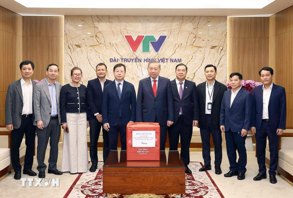 Tổng Bí thư Tô Lâm tặng quà cho cán bộ, phóng viên, biên tập viên, kỹ thuật viên và người lao động Đài Truyền hình Việt Nam. (Ảnh: Thống Nhất/TTXVN)