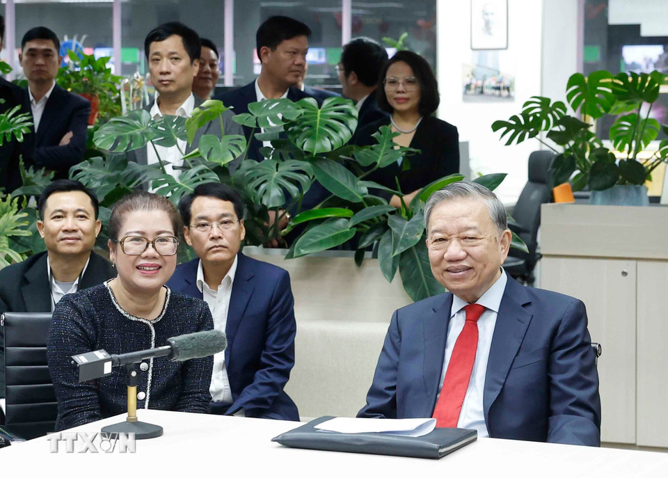 Tổng Bí thư Tô Lâm tới thăm, chúc tết cán bộ, phóng viên, biên tập viên, kỹ thuật viên và người lao động Đài Truyền hình Việt Nam. (Ảnh: Thống Nhất/TTXVN)