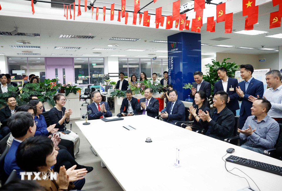 Tổng Bí thư Tô Lâm tới thăm, chúc tết cán bộ, phóng viên, biên tập viên, kỹ thuật viên và người lao động Đài Truyền hình Việt Nam. (Ảnh: Thống Nhất/TTXVN)