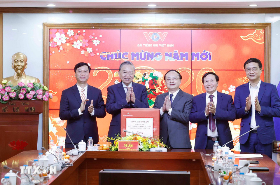 Tổng Bí thư Tô Lâm tặng quà cho cán bộ, phóng viên, biên tập viên, kỹ thuật viên và người lao động Đài Tiếng nói Việt Nam. (Ảnh: Thống Nhất/TTXVN)