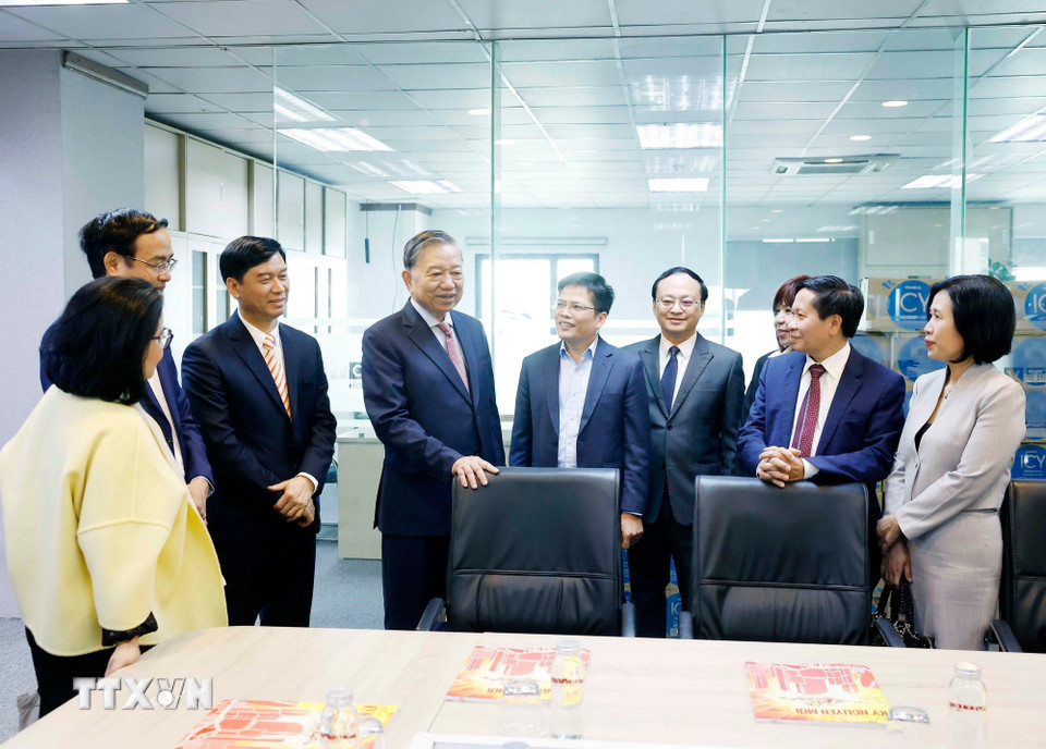 Tổng Bí thư Tô Lâm thăm nơi làm việc của cán bộ, phóng viên, biên tập viên, kỹ thuật viên và người lao động Đài Tiếng nói Việt Nam. (Ảnh: Thống Nhất/TTXVN)