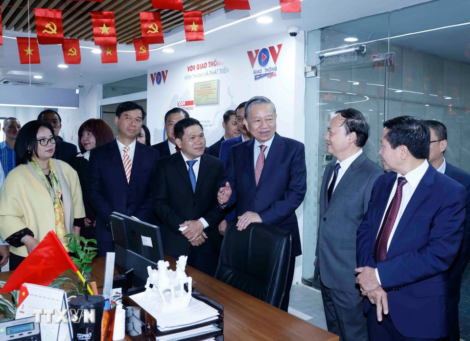 Tổng Bí thư Tô Lâm thăm nơi làm việc của cán bộ, phóng viên, biên tập viên, kỹ thuật viên và người lao động Đài Tiếng nói Việt Nam. (Ảnh: Thống Nhất/TTXVN)