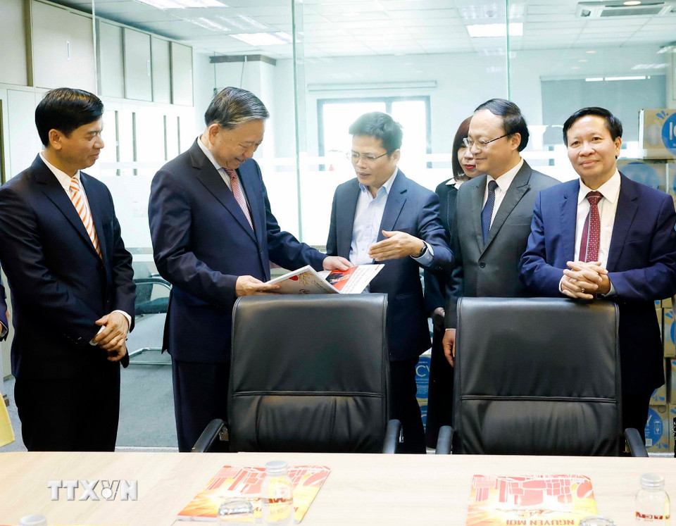 Tổng Bí thư Tô Lâm tới thăm hỏi, chúc tết động viên cán bộ, phóng viên, biên tập viên, kỹ thuật viên và người lao động Đài Tiếng nói Việt Nam. (Ảnh: Thống Nhất/TTXVN)