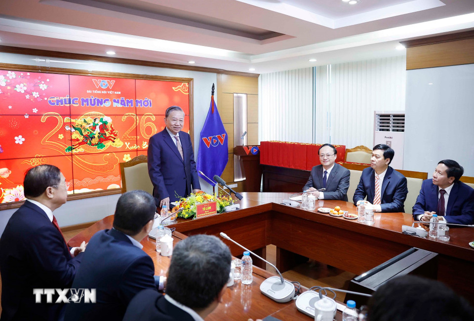 Tổng Bí thư Tô Lâm tới thăm, chúc tết cán bộ, phóng viên, biên tập viên, kỹ thuật viên và người lao động Đài Tiếng nói Việt Nam. Ảnh: Thống Nhất-TTXVN