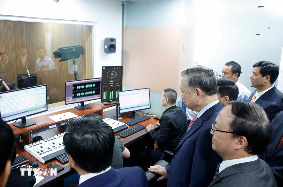 Tổng Bí thư Tô Lâm thăm nơi làm việc của cán bộ, phóng viên Đài Tiếng nói Việt Nam. (Ảnh: Thống Nhất/TTXVN)