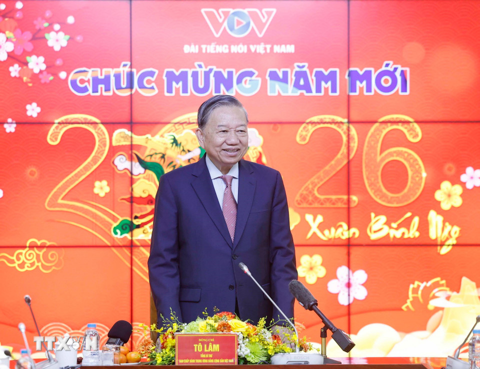 Tổng Bí thư Tô Lâm tới thăm phòng truyền thống Đài Tiếng nói Việt Nam. (Ảnh: Thống Nhất/TTXVN)