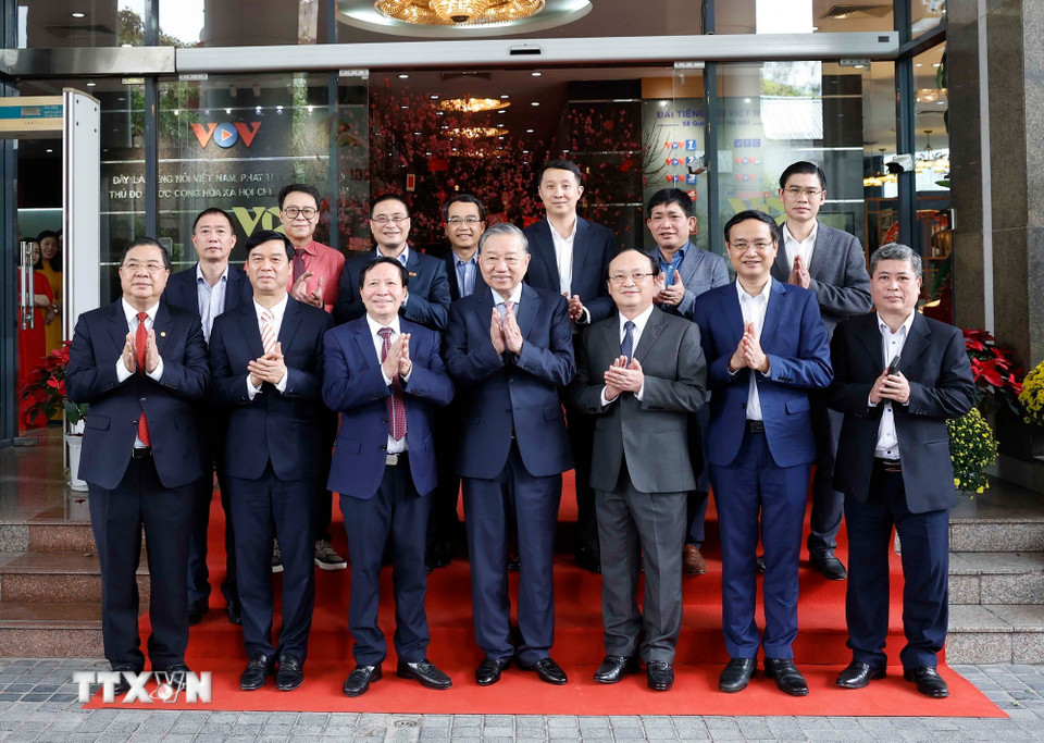Tổng Bí thư Tô Lâm với cán bộ, phóng viên, biên tập viên Đài Tiếng nói Việt Nam. Ảnh: Thống Nhất/TTXVN)