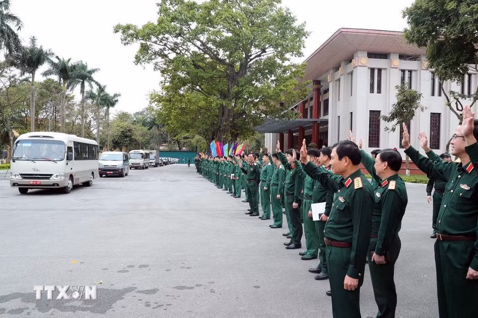 Đại tướng Nguyễn Tân Cương, Tổng Tham mưu trưởng, Thứ trưởng Bộ Quốc phòng và đại diện các cơ quan tiễn lực lượng cứu trợ ra sân bay sang Myanmar ngay trong chiều ngày 30/3. (Ảnh: Trọng Đức/TTXVN)