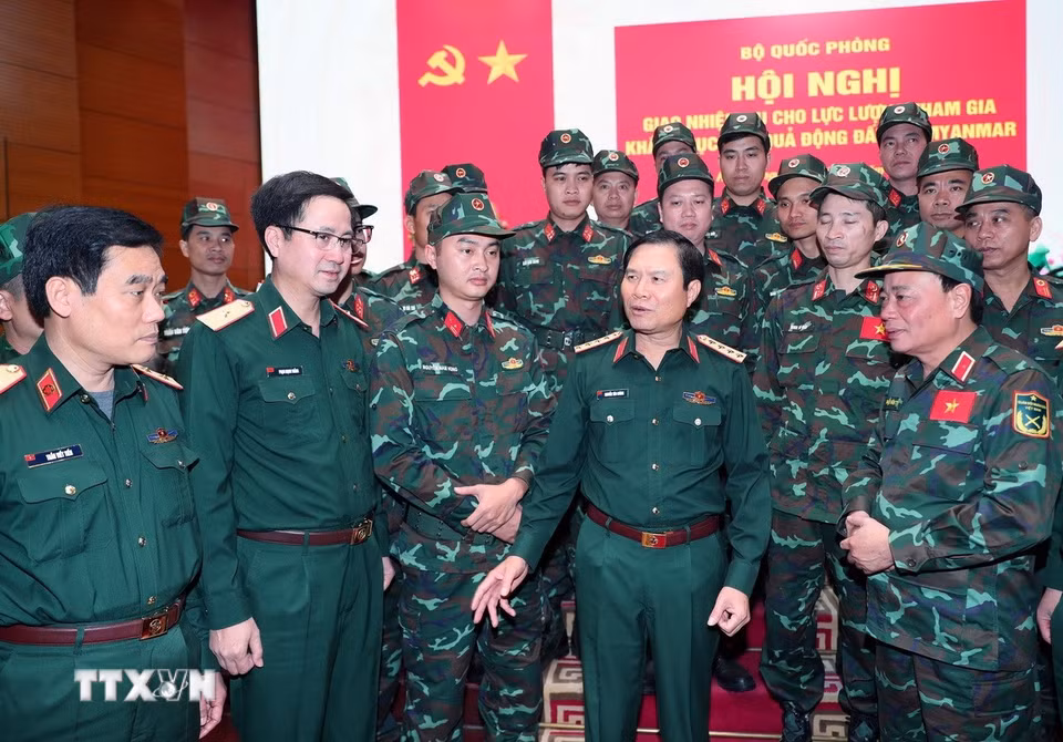 Đại tướng Nguyễn Tân Cương, Tổng Tham mưu trưởng, Thứ trưởng Bộ Quốc phòng động viên lực lượng cứu trợ trước giờ lên đường sang Myanmar ngay trong chiều ngày 30/3. (Ảnh: Trọng Đức/TTXVN)