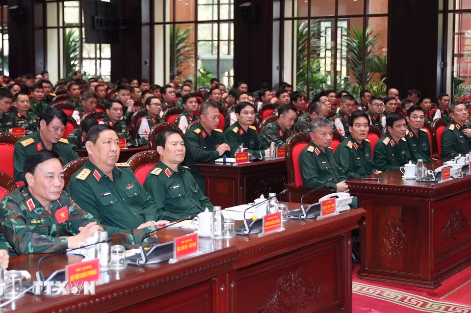 Đại tướng Nguyễn Tân Cương, Tổng Tham mưu trưởng, Thứ trưởng Bộ Quốc phòng và các đại biểu. (Ảnh: Trọng Đức/TTXVN)