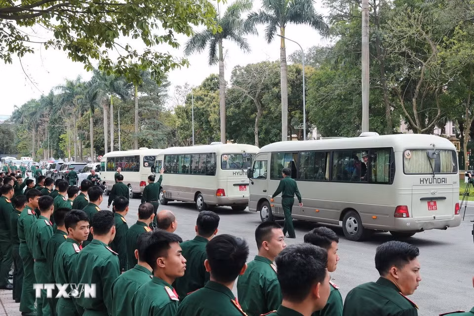 Lễ tiễn lực lượng cứu trợ ra sân bay sang Myanmar ngay trong chiều ngày 30/3. (Ảnh: Trọng Đức/TTXVN)
