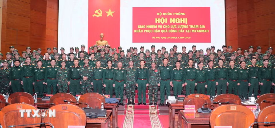 Đại tướng Nguyễn Tân Cương, Tổng Tham mưu trưởng, Thứ trưởng Bộ Quốc phòng và các sĩ quan, quân nhân trước giờ lên đường sang Myanmar. (Ảnh: Trọng Đức/TTXVN)